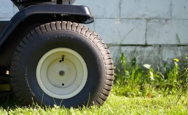 Làm thế nào để thay đổi lốp máy cắt cỏ?